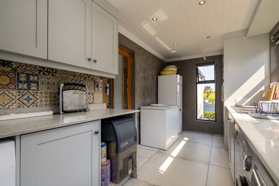 6 Bedroom Property for Sale in Kenridge Heights Western Cape